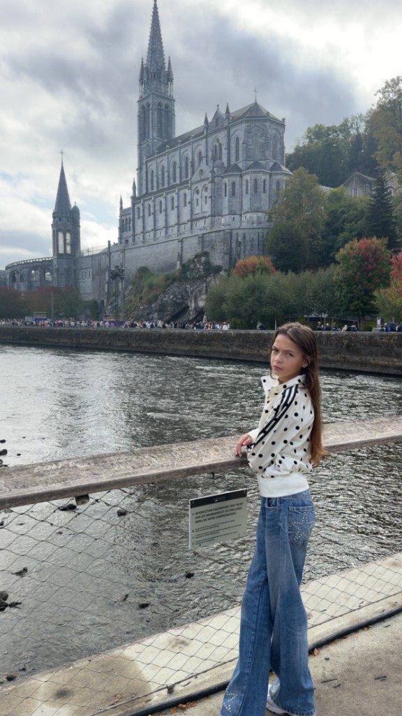 Shelby devant le sanctuaire de Lourdes