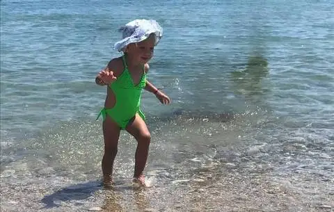 Portrait de Shelby à la plage, fondatrice de l'association